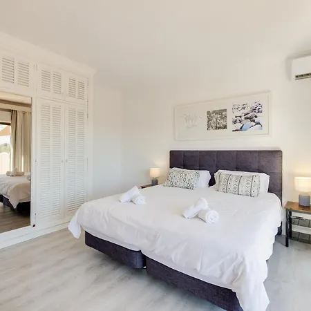 Moderne Grosse Villa, 5 Min Fusslaeufig Zum Strand,pool,klima Apartment